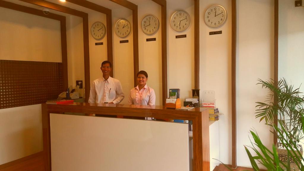 Royal Crown Hotel Rangum Exterior foto