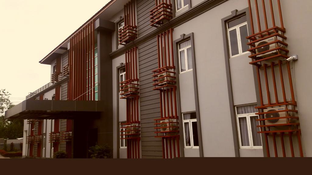 Royal Crown Hotel Rangum Exterior foto
