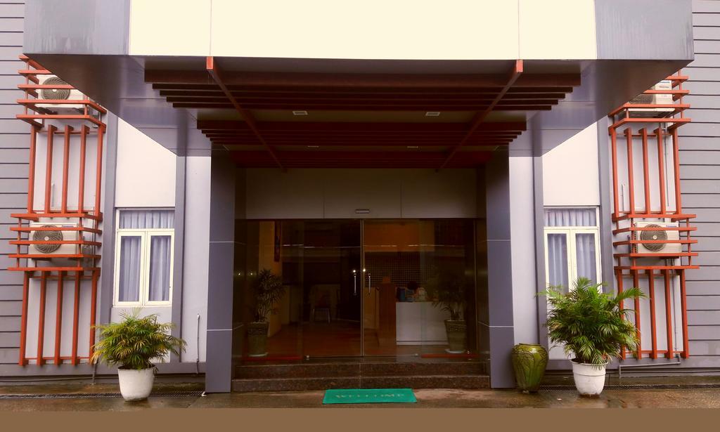 Royal Crown Hotel Rangum Exterior foto